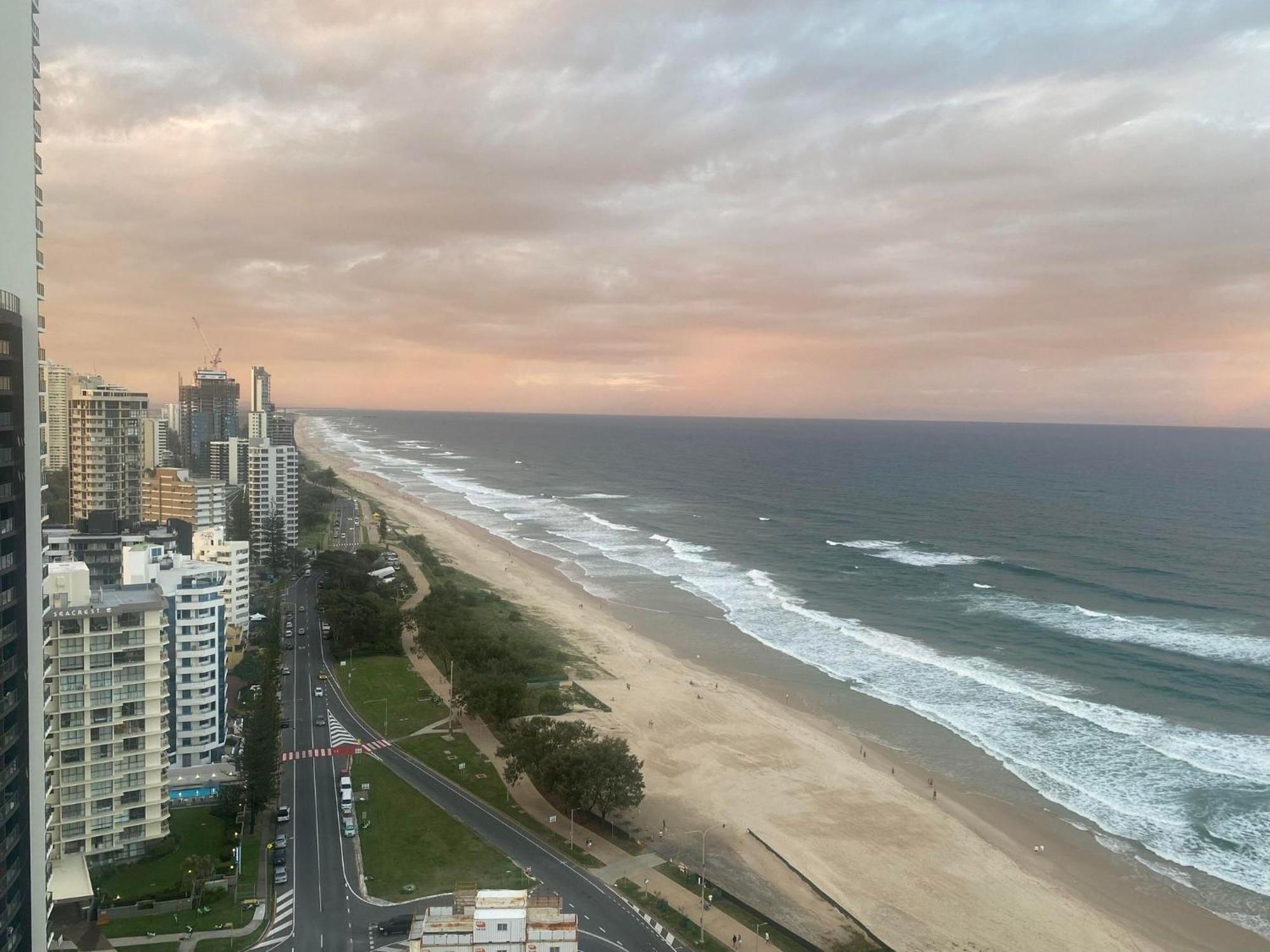 Hi Surf Beachfront Resort Apartments Gold Coast Exterior photo